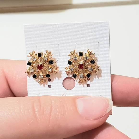 🎄2/$10 Gold Snowflake Earrings - Picture 4 of 4